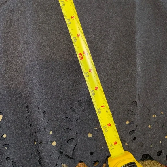 BloomChic Black Cropped Wide-Leg Pants with Laser-Cut Hem size 22-24 - NWT - Picture 9 of 9